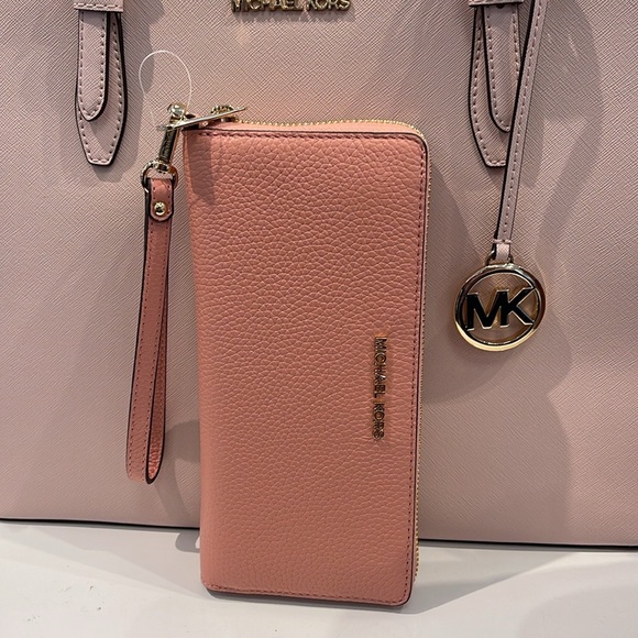 MICHAEL KORS
Leather Continental Wristlet Phone Case Wallet
Primrose
NWT - Picture 7 of 16